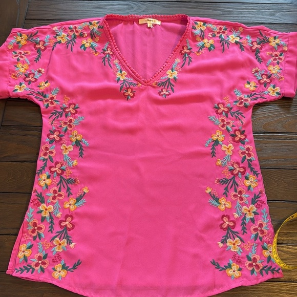 ANDREE BY UNIT Tops - Pink Embroidered Mexican Style Too Shirt Sz Small